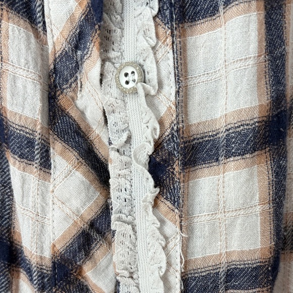POL Oversized Button Down Shirt in Blue Tan and Cream with Crochet Lace Details - Picture 5 of 9